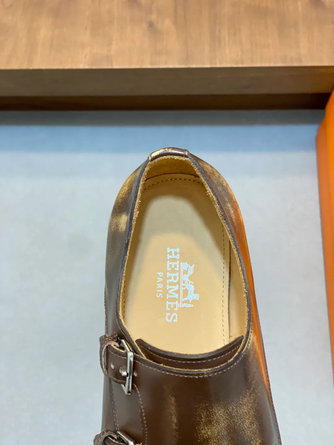 Men's shoes 💰780 HERMES/Hermès GAME slip-on loafers. These loafers are made of matte frosted calfskin. They are equipped with functional Kelly shoe buckles to easily create a fashionable urban style. They are equipped with genuine leather welts and lightweight grooved rubber foam outsole. They have genuine calfskin lining and silk-screen logo feet. They are slip-on design. They are novel and fashionable, with a handsome upper. Comes with a dust bag in the original box! Size: 39-40-41-42-43-44 standard leather shoe size (38/45 can be customized but does not support returns)